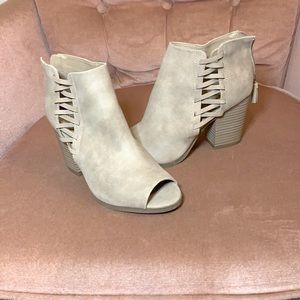 Kenneth Cole Reaction peep Toe faux Suede ankle booties 🔸